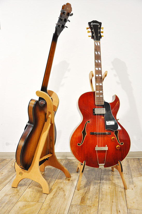 Staender für Jazzgitarre und E-Gitarre Eiche KaJoKu Instumentenständer