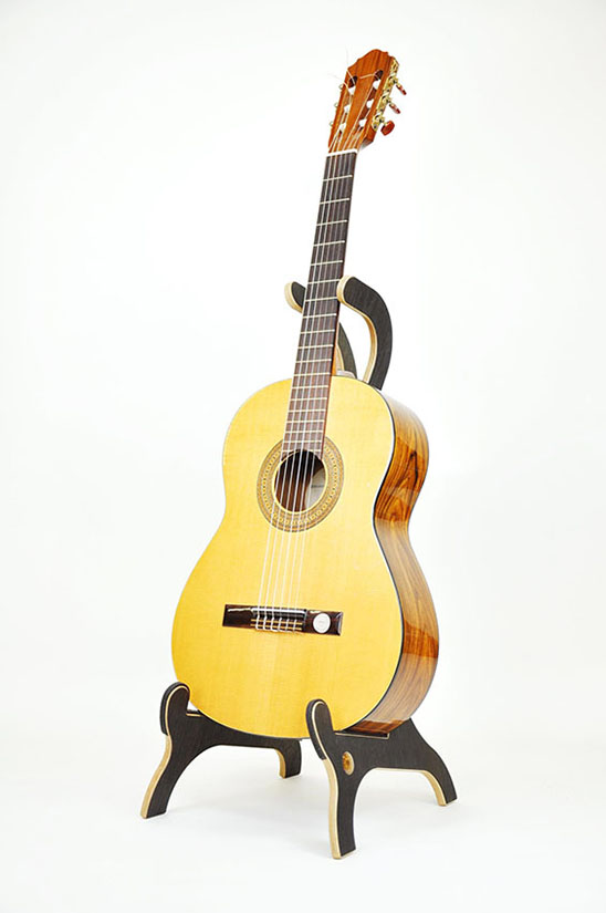 Staender für Konzertgitarre und Akustikgitarre Eiche KaJoKu Instumentenständer